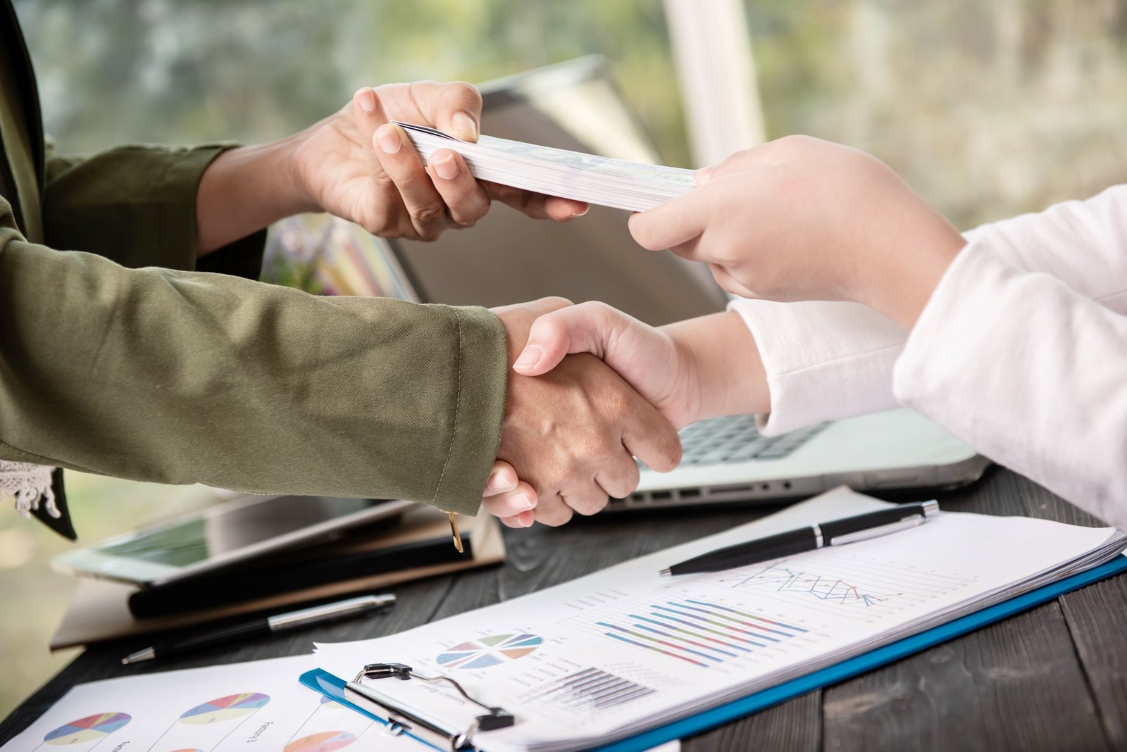 <a href="https://www.freepik.com/free-photo/business-people-shaking-hands-finishing-up-meeting_12985972.htm#fromView=search&page=1&position=0&uuid=ecaed62e-ca8b-4ecb-929e-c2ab81eb0d18&query=supplier+credit">Image by on Freepik</a>
